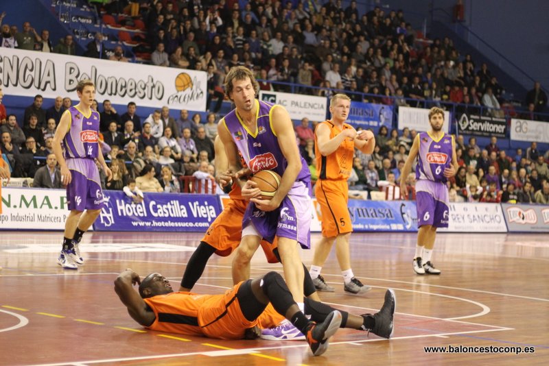 Urko vence una jornada más. Foto Baloncestoconp.es