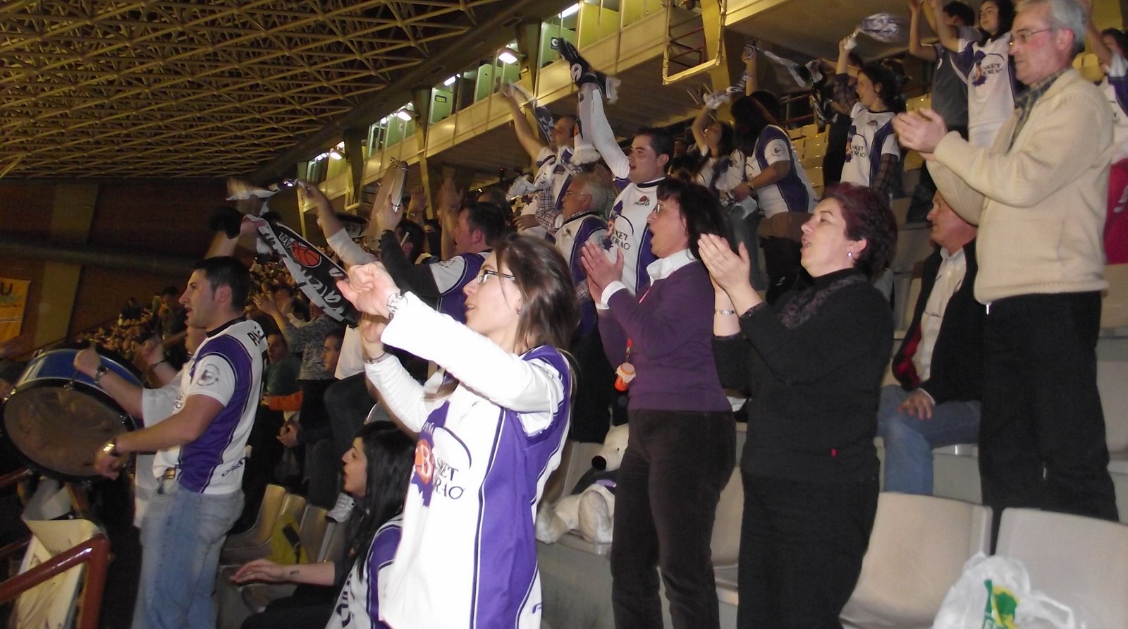 Aficionados y miembros de la Peña en el desplazamiento a León