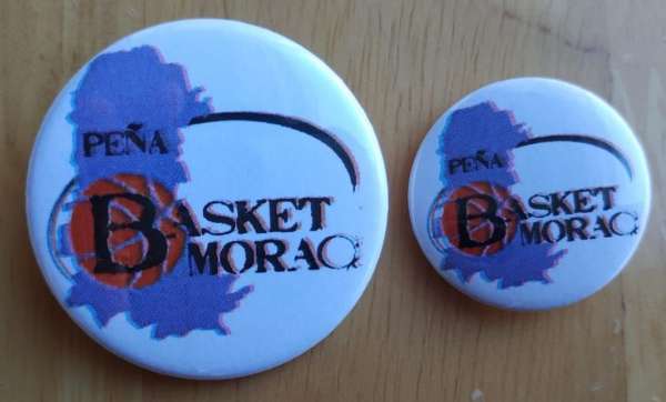 Así son las chapas de la Peña Basket Morao, la grande a la izquierda, la pequeña a la derecha