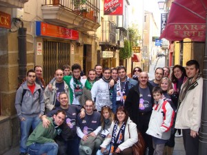 La Peña Frente Verde y Basket Morao juntos en una calle de Plasencia