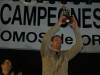 Carles mostrando el Trofeo al Mejor Jugador de Palencia Baloncesto
