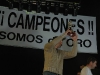 Carles mostrando el Trofeo al Mejor Jugador de Palencia Baloncesto