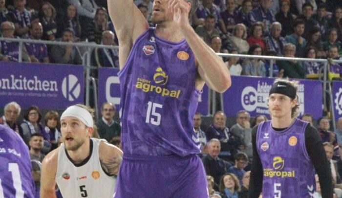 El capitán Chema González, el mejor ante Cantabria