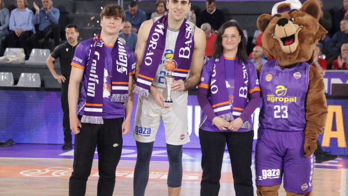 Las imágenes de la entrega del XVI Trofeo Urko Otegui a Juampi Vaulet